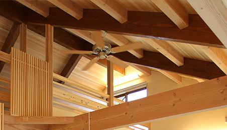 天然木を使った美しく強い柱や梁