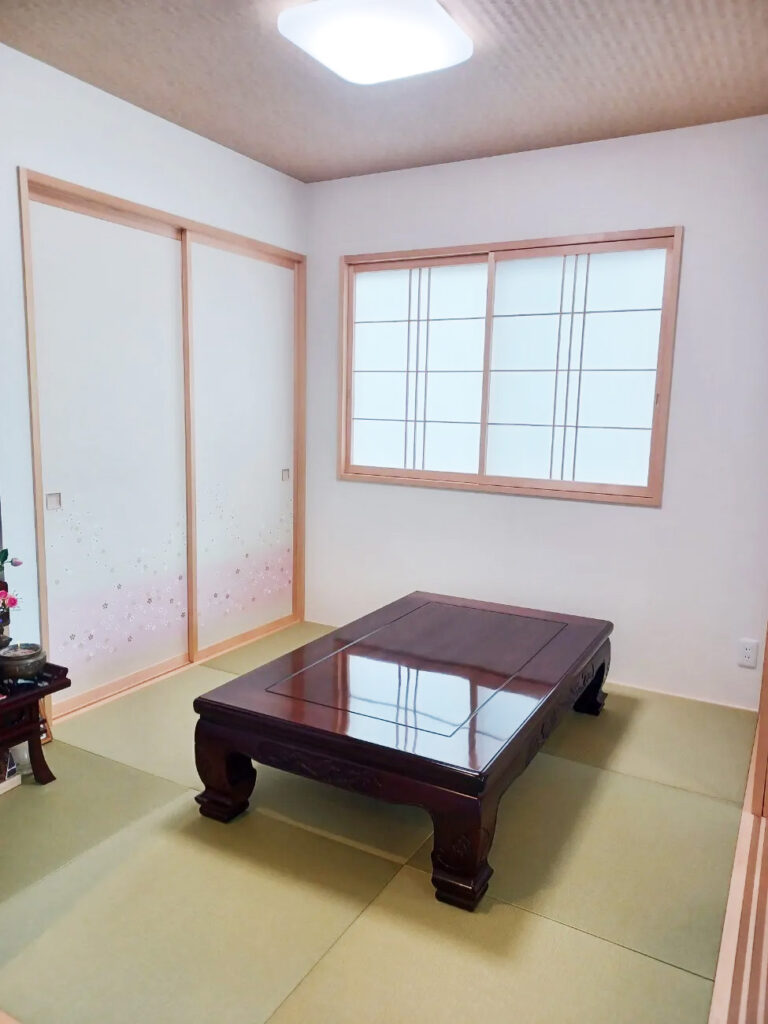 和室は縁なし畳に変更し、素材のぬくもりと美しさを両立しました。