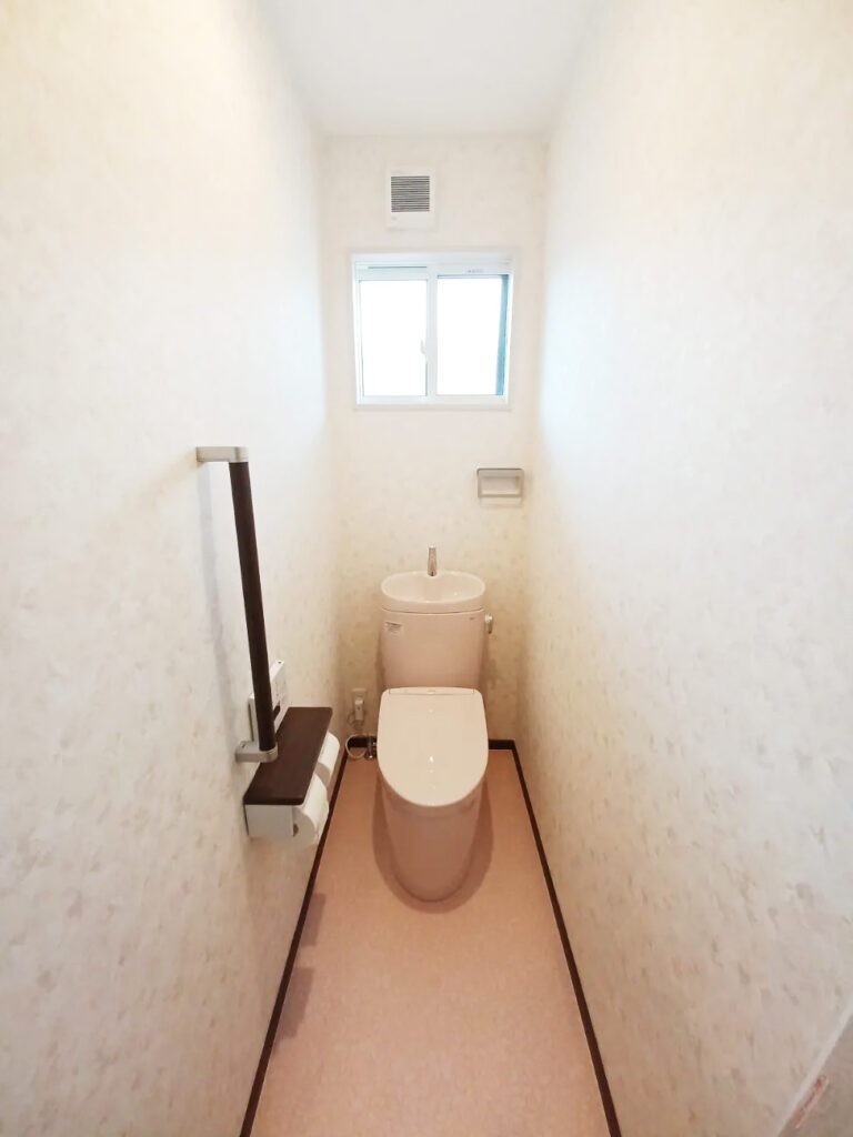 トイレは最新の機能性と、手摺りの設置で安全性を確保しました。